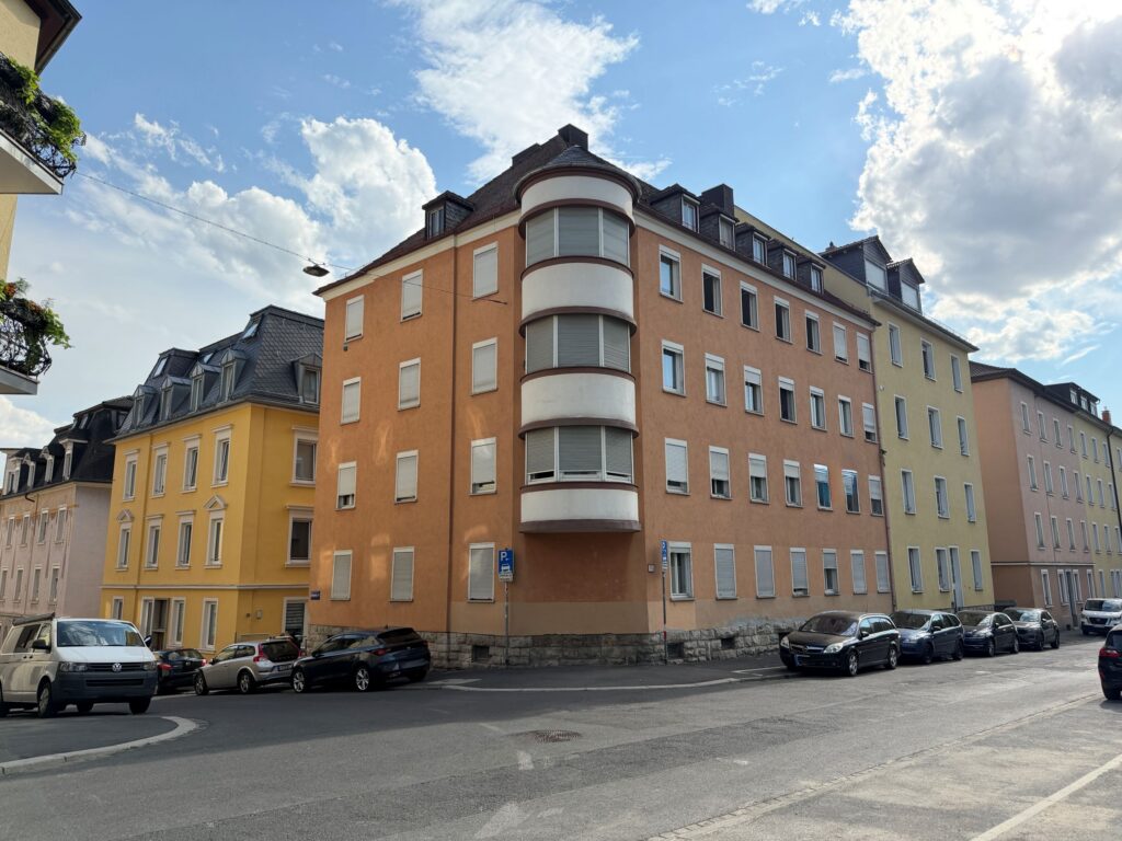 Mehrfamilienhaus zwischen Weinberg und City